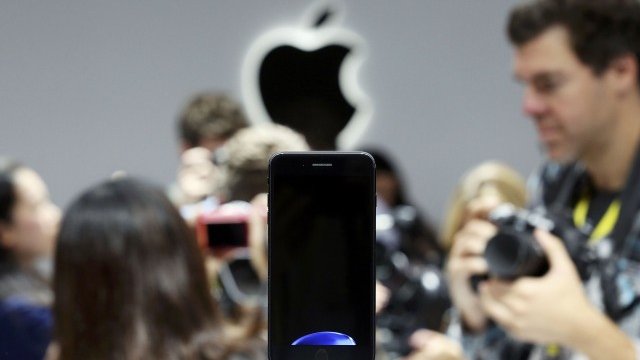 Brexit вгорчава живота на феновете на Apple във Великобритания