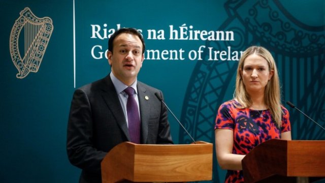 <p>
	<em>Бившият премиер на Ирландия Лео Варадкар и Хелън Макенти, тогава министър по европейските въпроси. Снимка:&nbsp;Dario Pignatelli, Bloomberg</em></p>
