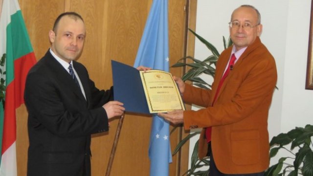 <p>
	<em>Главният редактор на Investor.bg Бойчо Попов (вляво) получи почетен диплом за медията от председателя на БТПП Цветан Симеонов (вдясно).</em></p>
