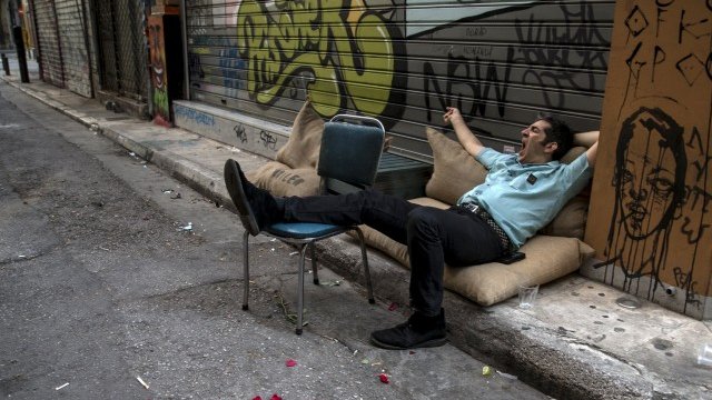 <p>
	В много компании служителите са с намалено работно време или са пратени в неплатен отпуск. <em>Снимка: Ройтерс</em></p>
