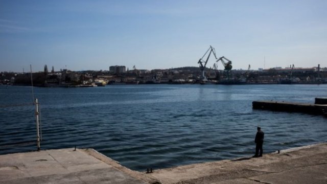 <p>
	Пристанището на Севастопол в Крим. <em>Снимка: Misha Friedman/Bloomberg</em></p>
