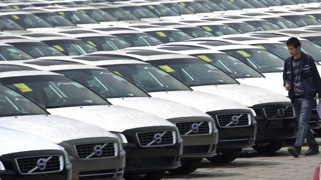 <p>
	И Volvo пострада от слабото търсене. <em>Снимка: Ройтерс</em></p>
