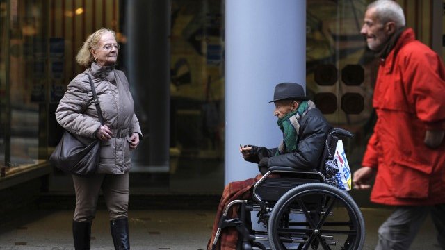 <p>
	Пенсионери се разхождат в края на ноември в Овиедо. <em>Снимка: Ройтерс</em></p>
