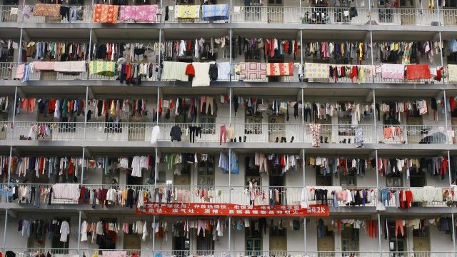 <p>
	Студентско общежитие в китайския град Ухан, провинция Хубей. <em>Снимка: Архив Ройтерс</em></p>
