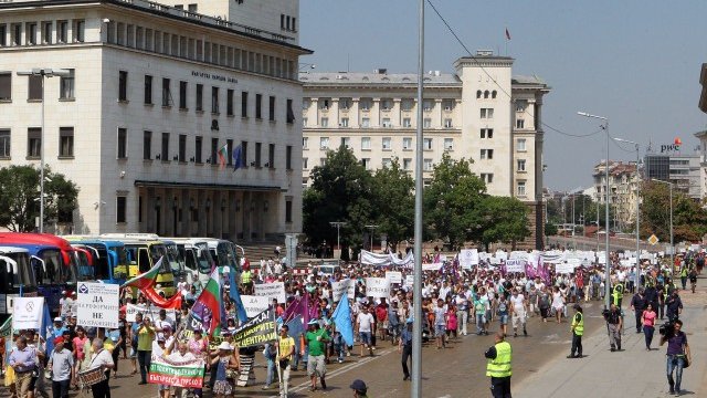 <p>
	Представители на бизнеса и синдикатите съвместно организираха протест срещу планираното повишение на цената на тока. <em>Снимка: БТА</em></p>
