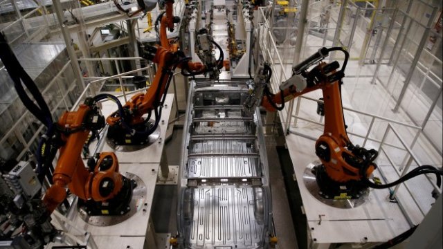 <p>
	Робот сглобява автомобил в завод в Полша.<em> Снимка: архив Ройтерс</em></p>
