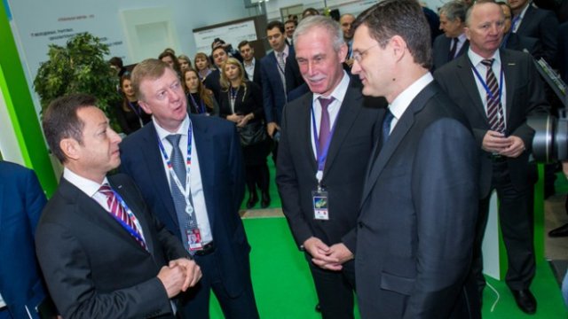 <p>
	<em>Президентът на &quot;Роснано&quot; Анатолий Чубайс (вторият вляво) обявява създаването на руската ветроенергетика. Снимка: &quot;Роснано&quot;</em></p>
