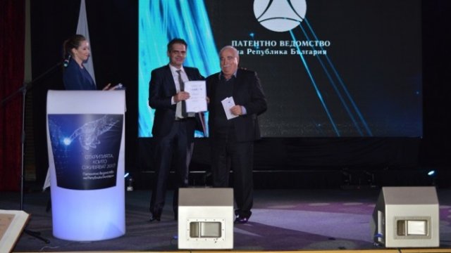 <p>
	<em>Зам.-министър Лъчезар Борисов (вляво) връчва голямата награда &bdquo;Иновативна фирма&ldquo; за 2017 г. на представителя на панагюрската фирма &bdquo;Оптикоелектрон Груп&ldquo; АД. Снимка: Министерство на икономиката</em></p>
