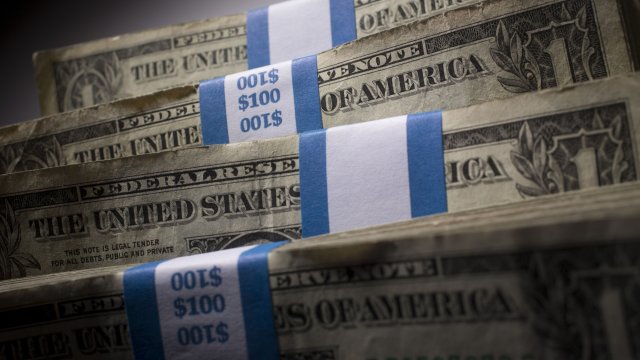 Силният долар си остава силен 