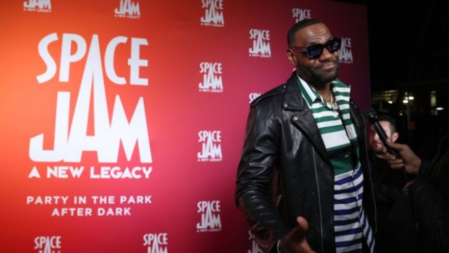 <p>
	Звездата на &bdquo;Космически забивки: Нови легенди&rdquo; Леброн Джеймс. <em>Снимка: Getty</em></p>
