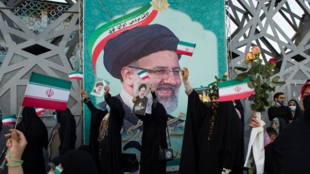 <p>
	<em>Поддръжници на Ебрахим Раиси празнуват победата му. Снимка: Ali Mohammadi/Bloomberg</em></p>
