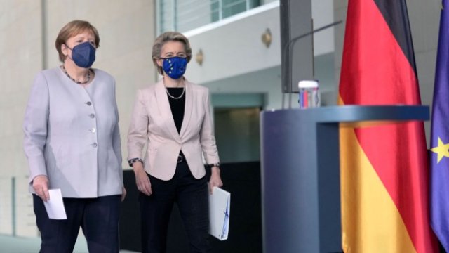 <p>
	Ангела Меркел и Урсула фон дер Лайен по време на днешната им среща. <em>Снимка: Getty</em></p>
