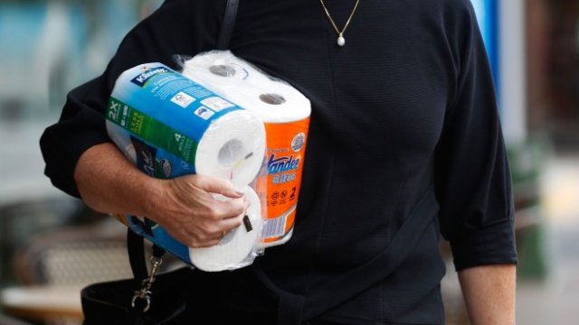 <p>
	Една актуална шега в социалните мрежи гласи: "Икономиката катастрофира, защото хората най-после купуват само онова, от което наистина имат нужда". <em>Снимка: Patrick T. Fallon/Bloomberg</em></p>
