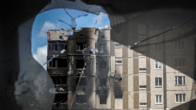 <p>
	Разрушени по време на руската инвазия сгради в Ирпин ще бъдат ремонтирани или разрушени. <em>Снимка: Christopher Furlong/Getty Images</em></p>
