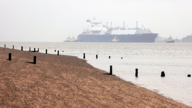 <p>
	Танкер за втечнен газ до Гърция. <em>Снимка: Chris Ratcliffe/Bloomberg</em></p>
