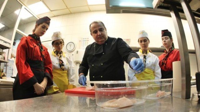 <p>
	Ученици от Перник на обучение по готварство при главния готвач Николай Гарчев в София Хотел Балкан.&nbsp;<em>Снимка: Олег Попов, Investor Media Group</em></p>
