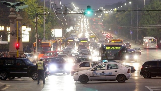 <p>
	Служители на МВР блокираха кръстовището пред СУ &bdquo;Св. Климент Охридски&rdquo; и Орлов мост снощи. <em>Снимка: БТА</em></p>
