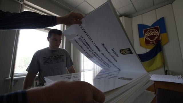 <p>
	На 11 май жителите на Донецк и Луганск гласуваха на референдум за отцепването си от Украйна. <em>Снимка: Ройтерс</em></p>
