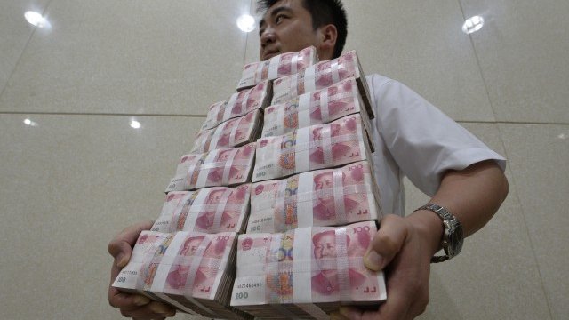 <p style="text-align: justify;">
	Големите компании с достъп до евтиния кредит също започнаха да отдават назаем средства. <em>Снимка: Ройтерс</em></p>
