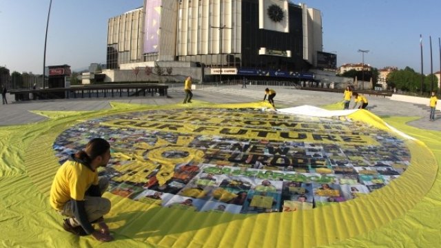 <p>
	Акция на природозащитната организация &bdquo;Грийнпийс&ldquo;&nbsp; преди заседанието на енергийните министри в София с послание за подкрепа на чистата енергия. <em>Снимка: Олег Попов, Investor Media Group</em></p>
