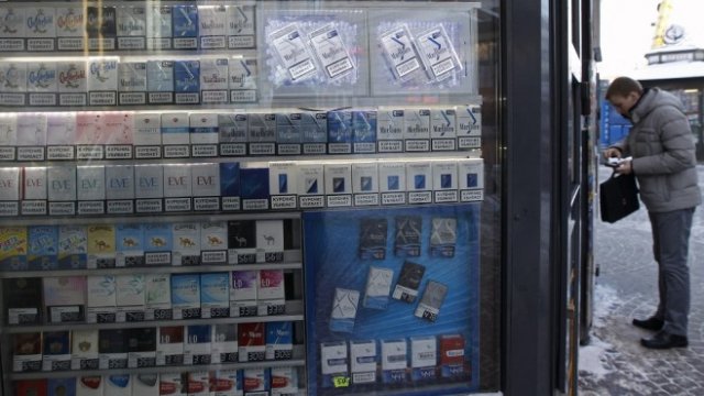 <p>
	Будка за продажба на цигари в Санкт Петербург. <em>Снимка: Архив Ройтерс</em></p>
