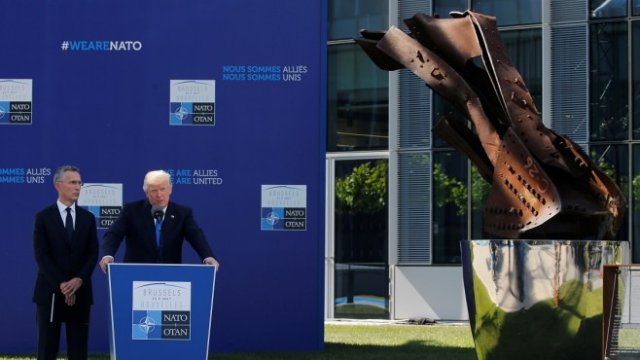 <p>
	Йенс Столтенберг и Доналд Тръмп. <em>Снимка: Ройтерс</em></p>
