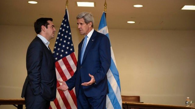 <p>
	Алексис Ципрас (вляво) и Джон Кери обсъдиха широк кръг от проблеми. Снимка: <em>Официален Facebook-профил на гръцкия премиер</em></p>
