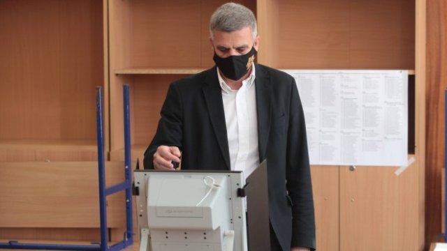 <p>
	<em>Служебният министър Стефан Янев подава своя глас. Снимка: Димитър Кьосемарлиев, Investor Media Group</em></p>
