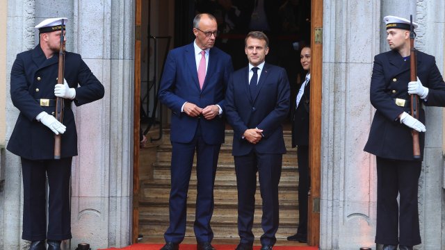 Германският канцлер Фридрих Мерц (вляво) и френският президент Еманюел Макрон (вдясно). Снимкa: Bloomberg L.P.