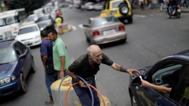 <p>
	Уличен артист в Каракас. <em>Снимка: Ройтерс</em></p>
