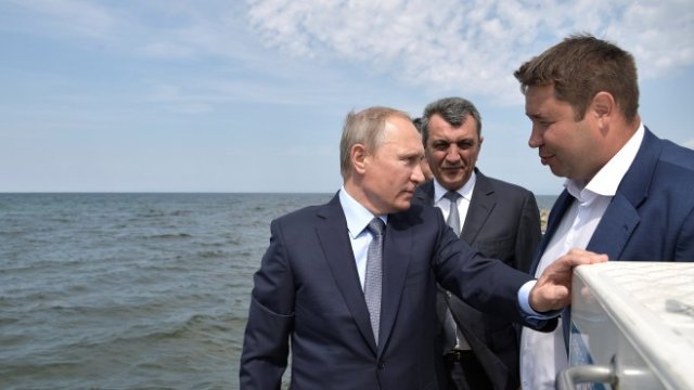 <p>
	Путин по време на посещението си край Байкал. <em>Снимка: Ройтерс</em></p>

