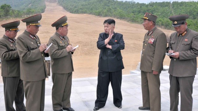 <p>
	Севернокорейският лидер&nbsp;Ким Чен Ун инспектира пускането на първия ски курорт в страната. <em>Снимка: Ройтерс</em></p>

