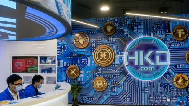 <p>
	Хонконгската борса за дигитални активи.<em> Снимка: Bloomberg</em></p>
