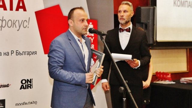 <p>
	Главният редактор на Investor.bg Бойчо Попов при получаването на наградата. <em>Снимка:&nbsp;Investor.bg</em></p>
