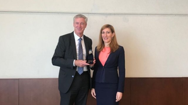 <p>
	Николина Ангелкова с президента на <span lang="bg-BG">авиок</span>омпания <em><span style="font-style: normal">Emirates</span></em> Гари Чапмън. <em>Снимка: Министерство на туризма</em></p>
