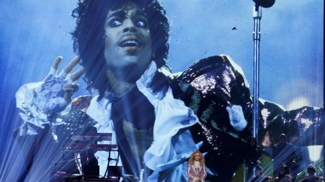 <p>
	Мадона отдава почит на Принс с Nothing Compares 2 U. <em>Снимка: Ройтерс</em></p>
