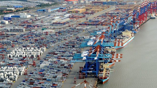 <p>
	Транспортните терминали на пристанището в Бремерхафен. <em>Снимка: Ройтерс</em></p>
