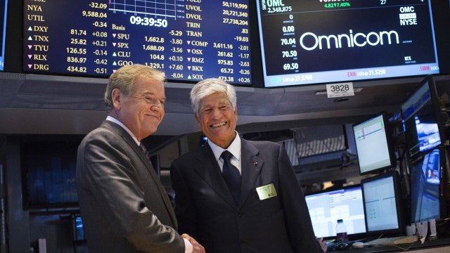 <p>
	Джон Рен (вляво) и&nbsp;Морис Леви, когато отношенията между двете компании все още бяха приятелски. <em>Снимка: Ройтерс</em></p>
