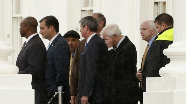 <p>
	Представители на Републиканската партия напускат Белия дом след поредните преговори с президента на САЩ Барак Обама. <em>Снимка: Ройтерс</em></p>
