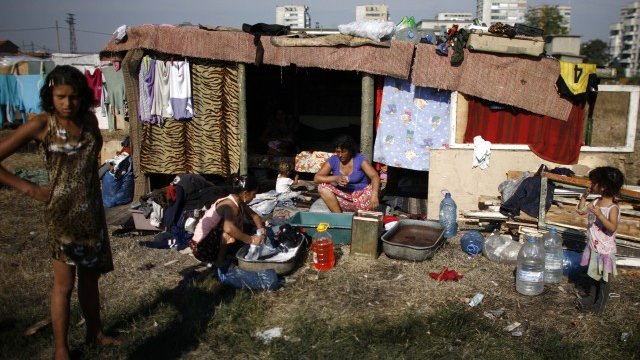 <p>
	Българските роми са сред групите, застрашени в най-голяма степен от бедност и социално изключване. <em>Снимка: Архив Ройтерс</em></p>
