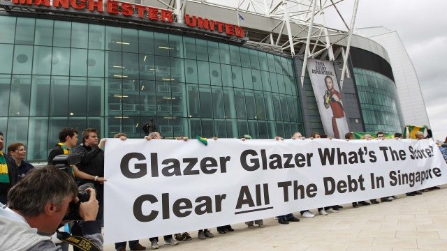<p style="text-align: center;">
	Феновете на Юнайтед водят непремирима война със собствениците на отбора - фамилията Глейзър. <em>Снимка: Ройтерс</em></p>
