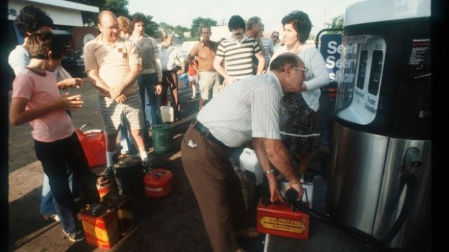 <p>
	Хора се редят на опашка за бензин в щата Ню Йорк през 1979 г. <em>Снимка: James Pozarik/Getty Images.</em></p>
