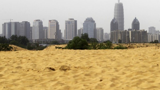 <p>
	Пясъкът е едновременно крайно евтина и същевременно незаменима суровина за днешния свят. <em>Снимка: Ройтерс</em></p>
