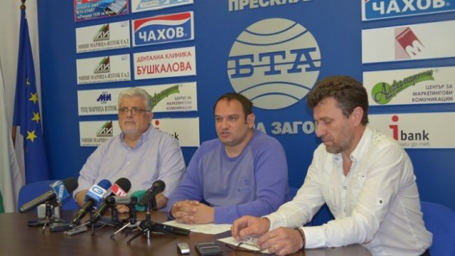 <p>
	<font size="2"><span style="font-size:10pt;">От ляво надясно: д-р Георги Бакоев, председател на РК на БЛС, Иван Колев, прокурист на Болница &quot;Тракия&quot;, д-р Неделчо Тотев, управител на МБАЛ-Чирпан. </span></font><em>Снимка: Болница &quot;Тракия&quot;</em></p>
