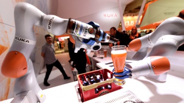 <p>
	Робот на придобития неотдавна от китайския концерн Midea Kuka на панаира в Хановер. <em>Снимка: Ройтерс</em></p>
