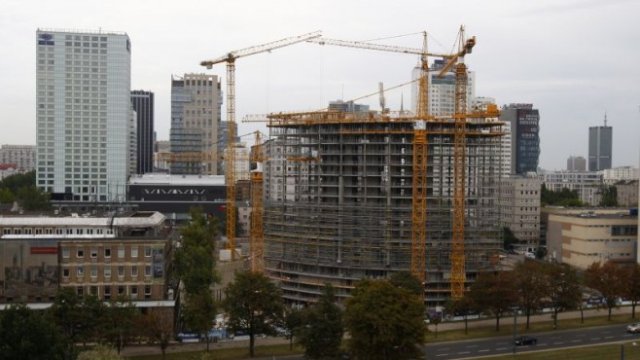 <p>
	От години в Полша и особено в столицата Варшава се вихри сериозно ново строителство. <em>Снимка: Архив Ройтерс</em></p>

