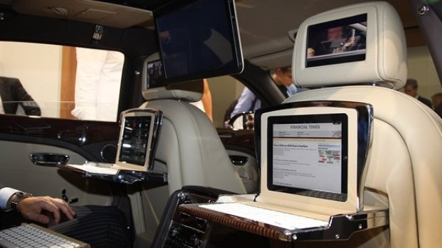 <p style="text-align: center; ">
	Новата концепция&nbsp;предлага Apple iPad, пълен достъп до интернет, 15 инчов отварящ се LED екран за гледане на телевизия или филми. <em>Снимка:&nbsp;Bentley Motors</em></p>
