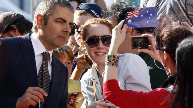 <p style="margin-bottom: 0cm">
	Роуан Аткинсън на световната премиера на "Завръщането на Джони Инглиш" в Сидни. Снимка: Ройтерс</p>
