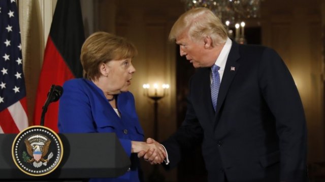 <p>
	Ангела Меркел и Доналд Тръмп по време на срещата си във Вашингтон през април. <em>Снимка: Ройтерс</em></p>
