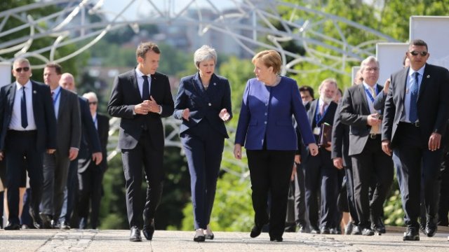 <p>
	Тереза Мей разговаря с Еманюел Макрон и Ангела Меркел на идване към срещата на върха в НДК. <em>Снимка: Ройтерс</em></p>
